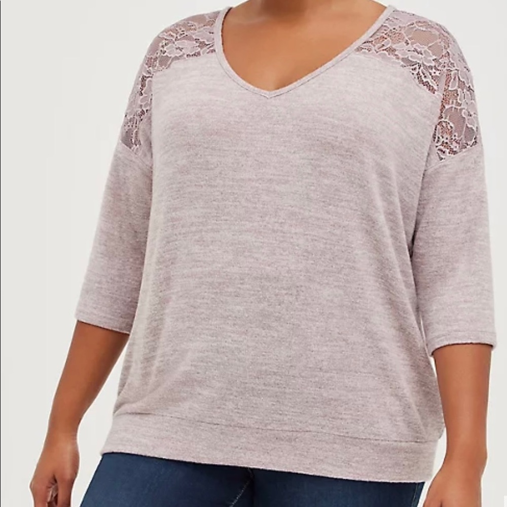 RELAXED FIT SUPER SOFT
PLUSH V-NECK LACE ^
YOKE DOLMAN TOP